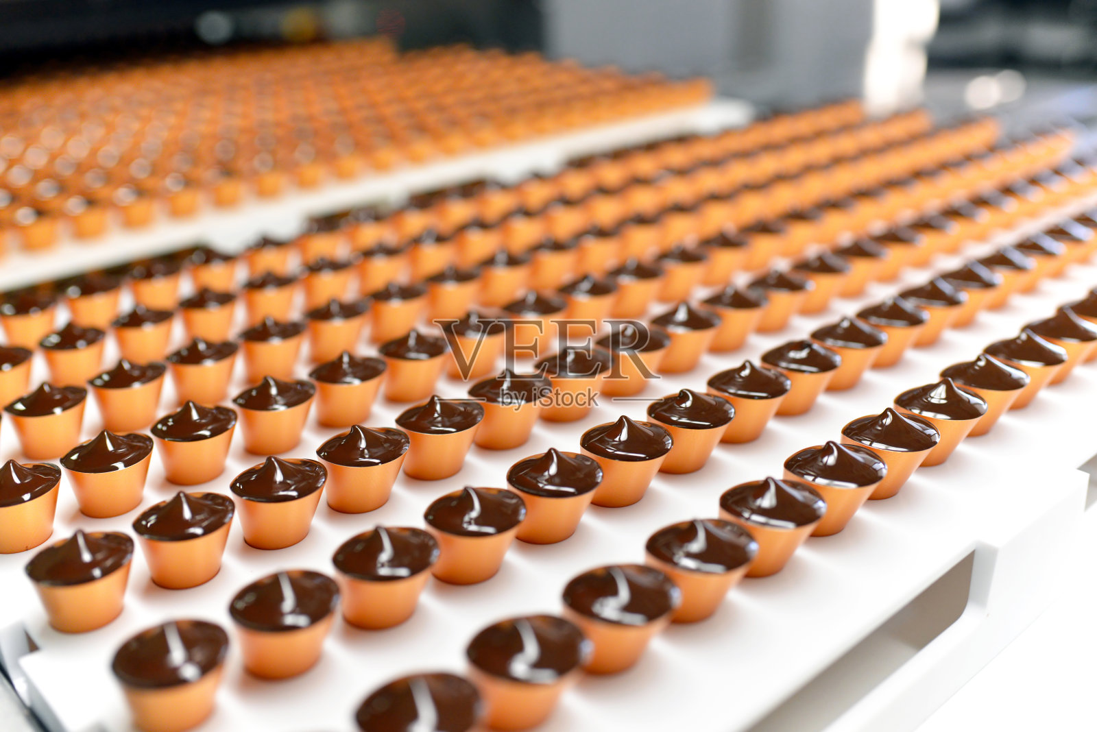 生产果仁糖的工厂为食品工业-自动传送带与巧克力照片摄影图片