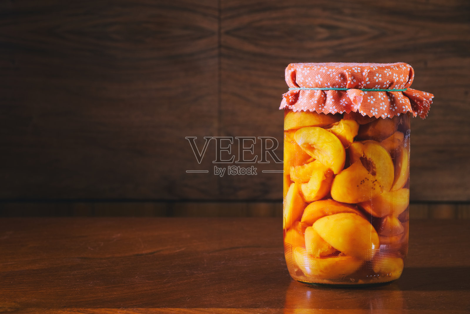 罐装果脯，桃子蜜饯照片摄影图片