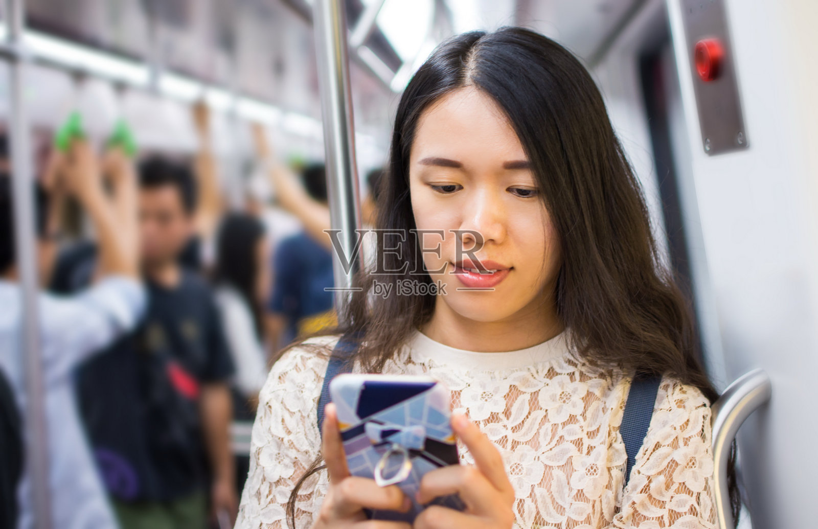 一个亚洲女孩在地铁上打电话照片摄影图片