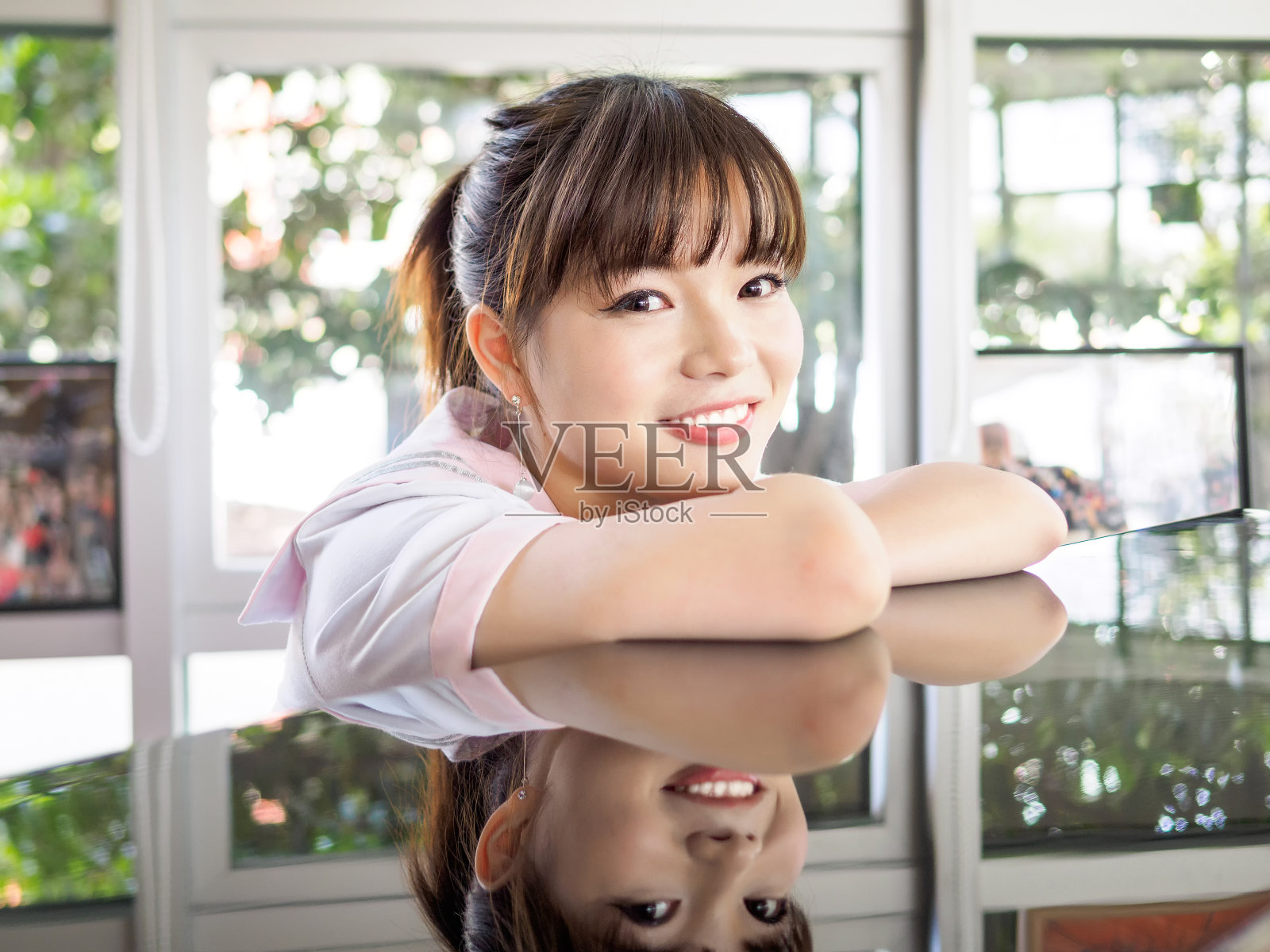 美丽的亚洲女学生的肖像在校服日本风格。照片摄影图片