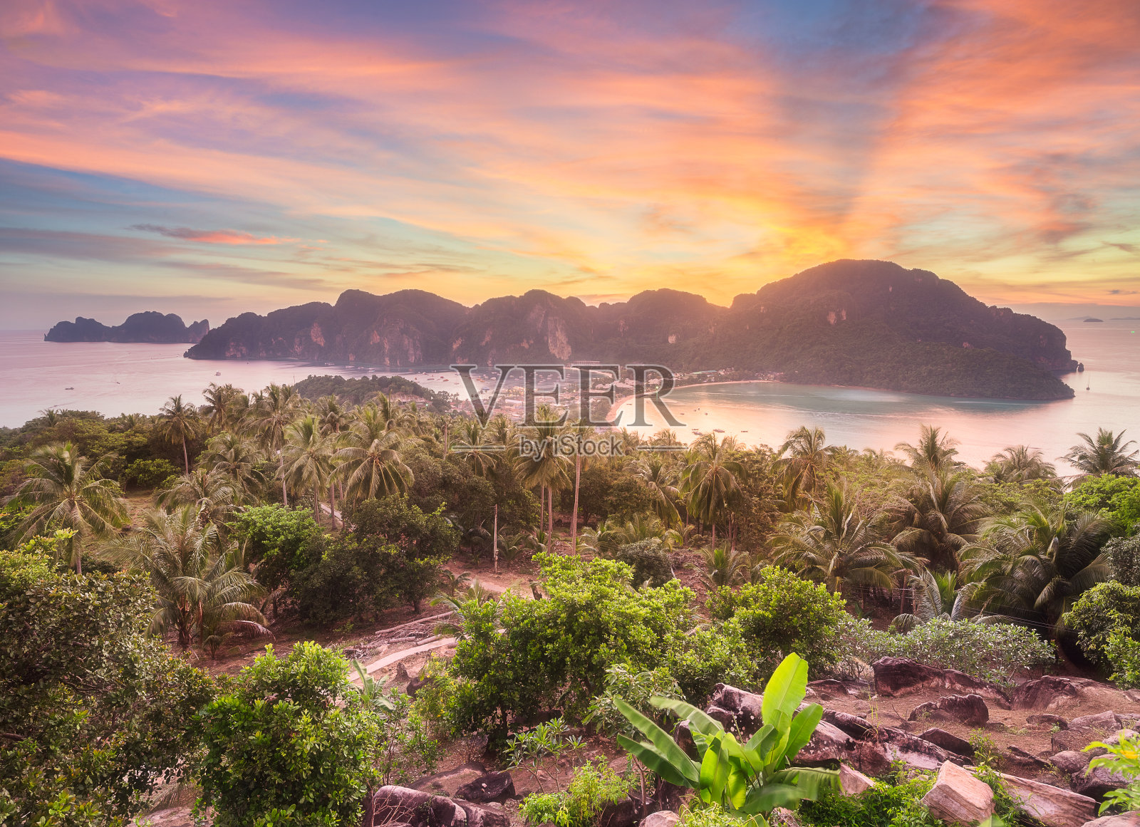 鸟瞰图的Phi-phi岛在紫色日落照片摄影图片