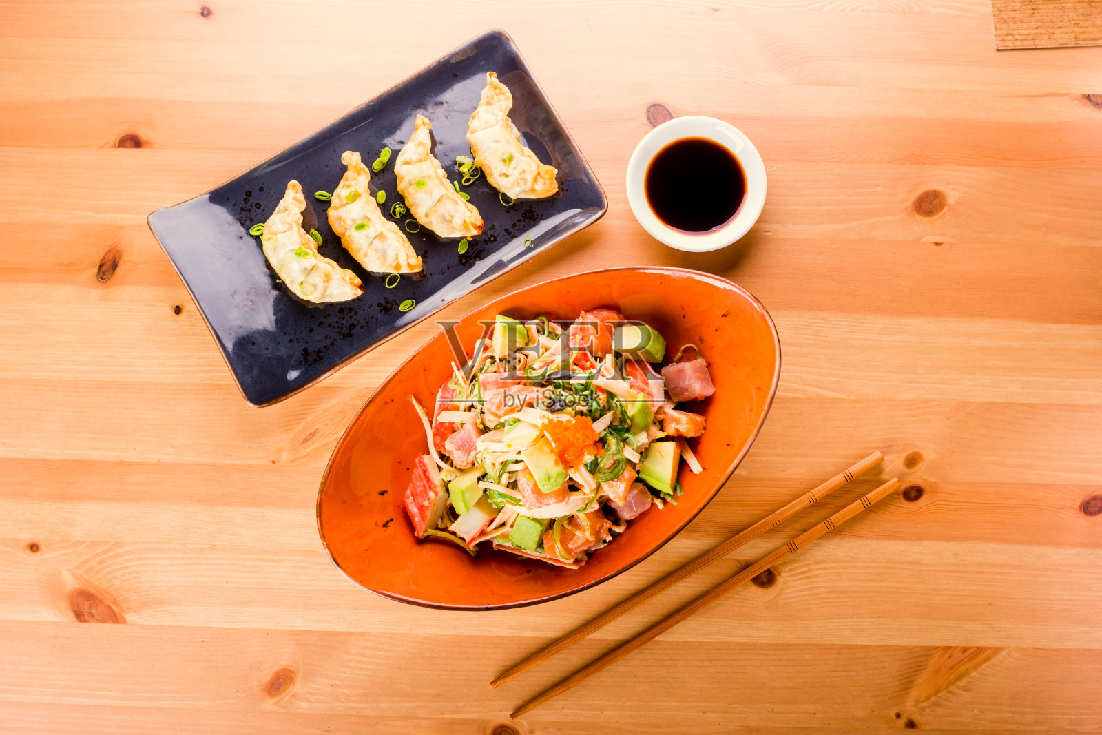 日式煎炸洋芋和蟹肉沙拉照片摄影图片