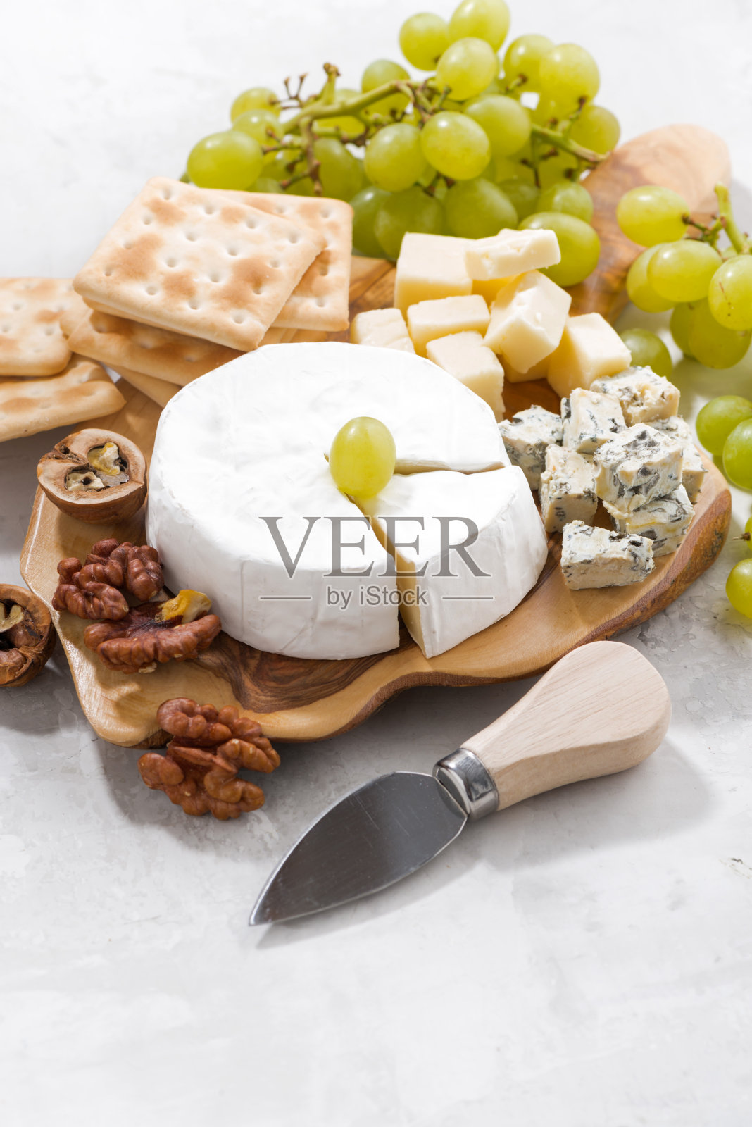 卡芒贝尔奶酪，葡萄和饼干，白色背景，垂直照片摄影图片