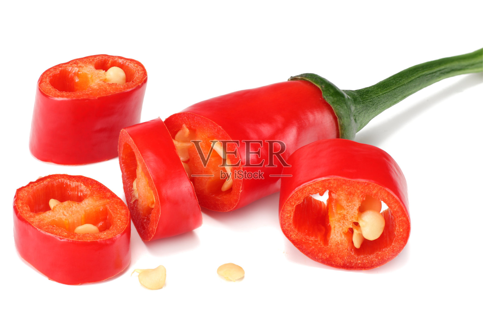 切片红辣椒孤立在白色背景照片摄影图片