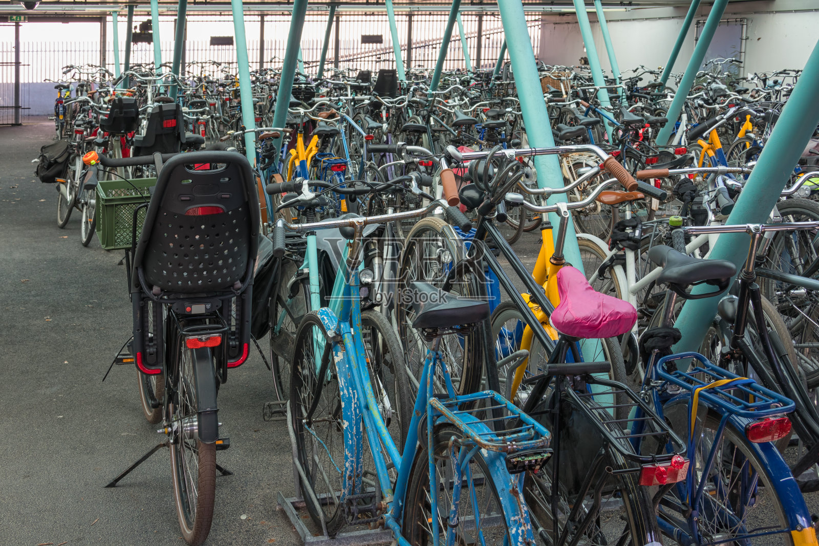 自行车停放车库，有自行车架和自行车照片摄影图片