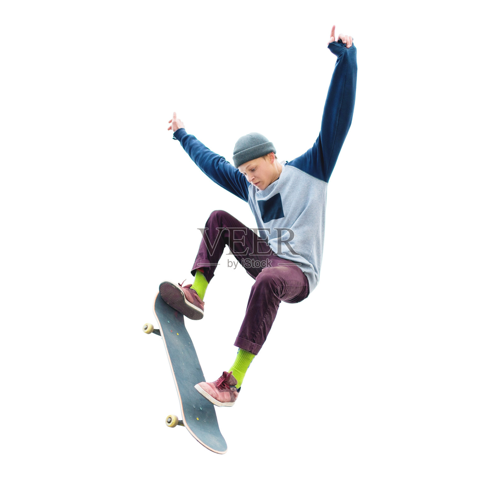 一个戴着帽子和一件运动衫的十几岁的男孩在一个孤立的白色背景上玩滑板。裁剪字符的准备照片摄影图片