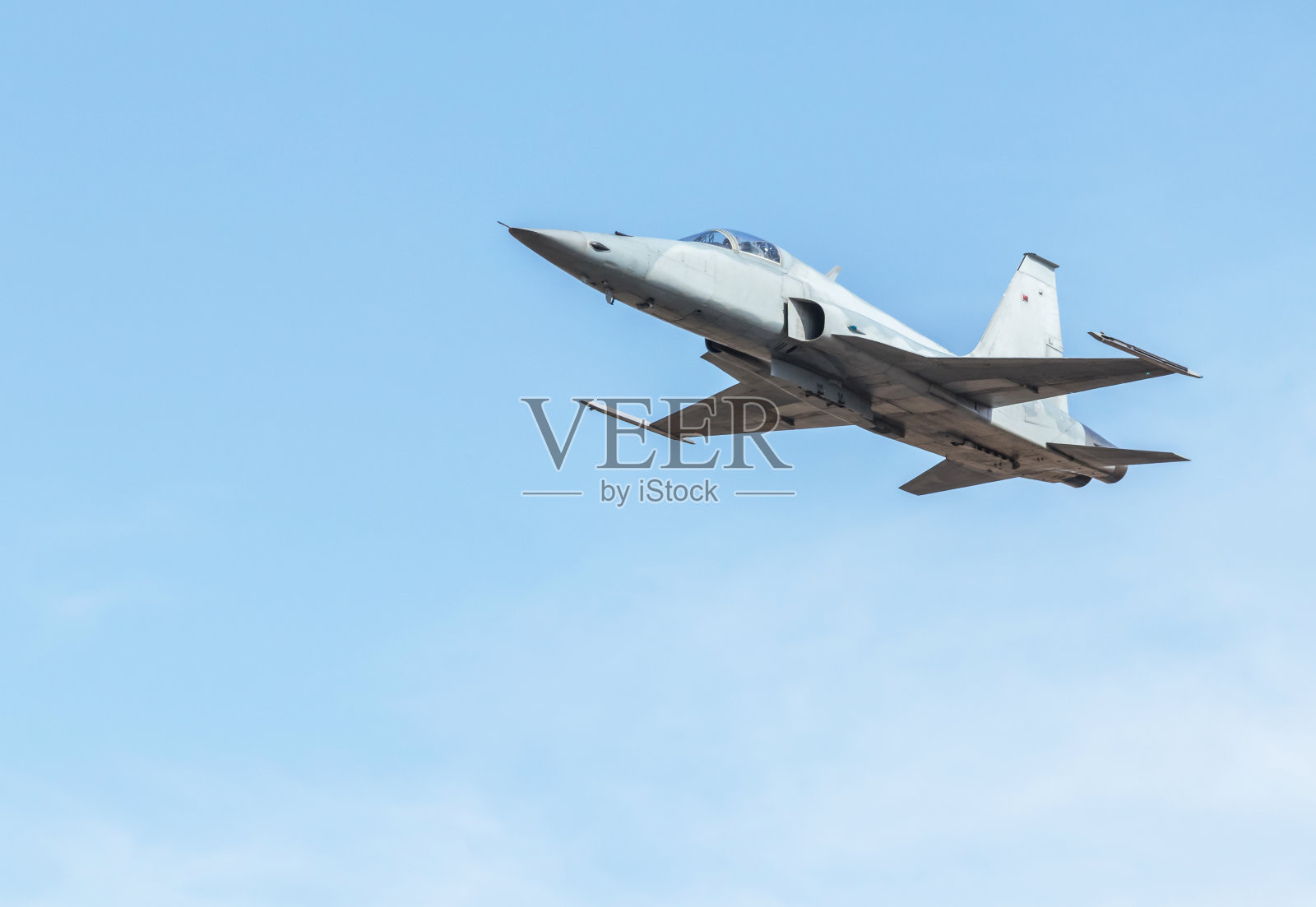 战斗机军用飞机在蓝天上飞行照片摄影图片