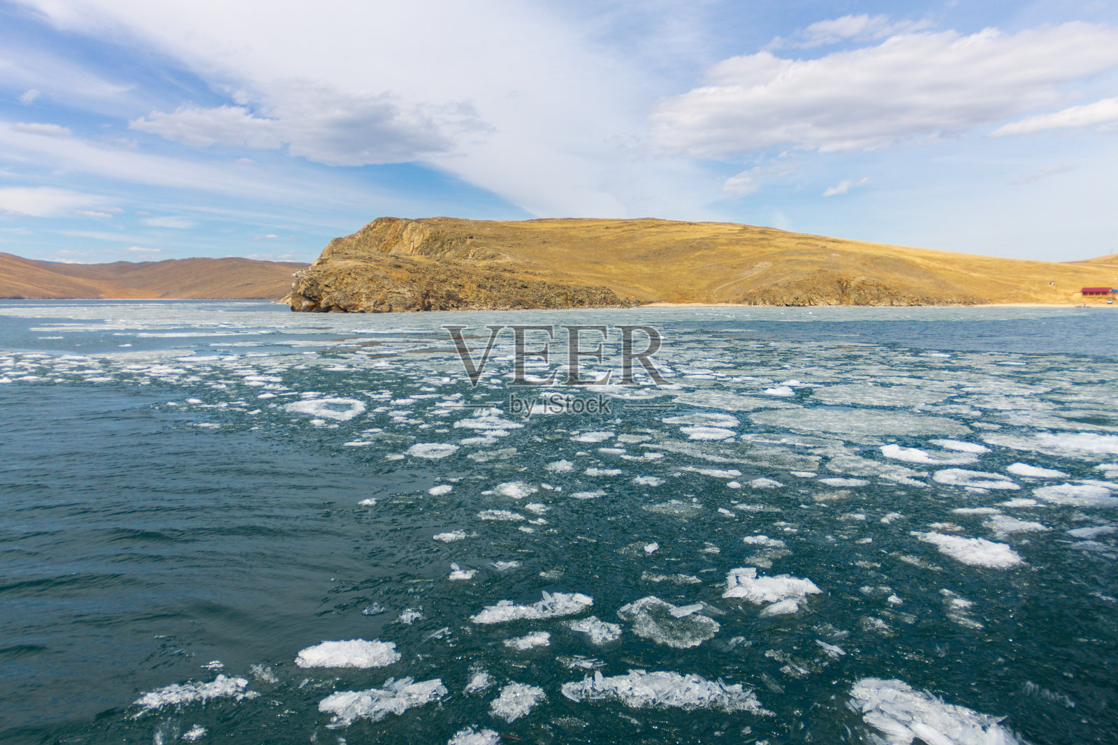 春天的贝加尔湖。从海岸岩石上看到的小海中的冰漂流照片摄影图片