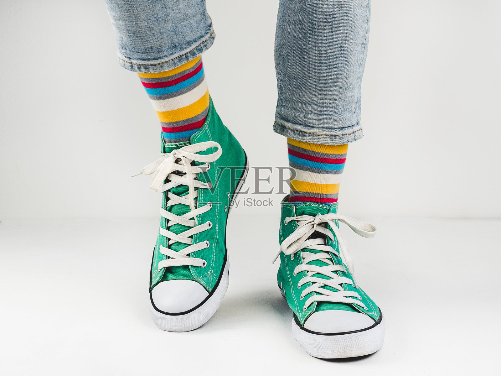 时尚的运动鞋和有趣的快乐袜子照片摄影图片
