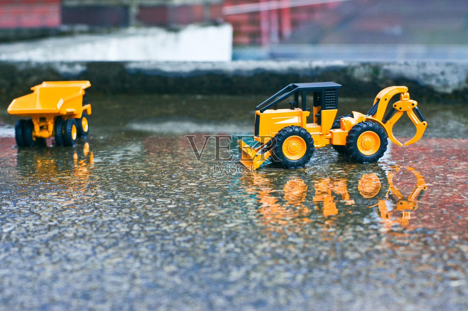 在一个充满水的城市中心，一辆黄色的卡车与叉湖正在建设中。照片摄影图片