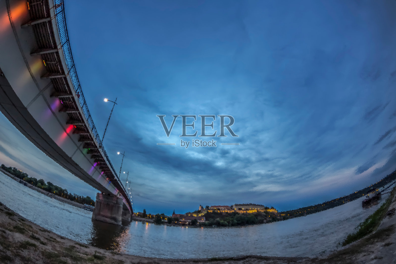 塞尔维亚诺维萨德多瑙河上的彩虹桥夜景照片摄影图片
