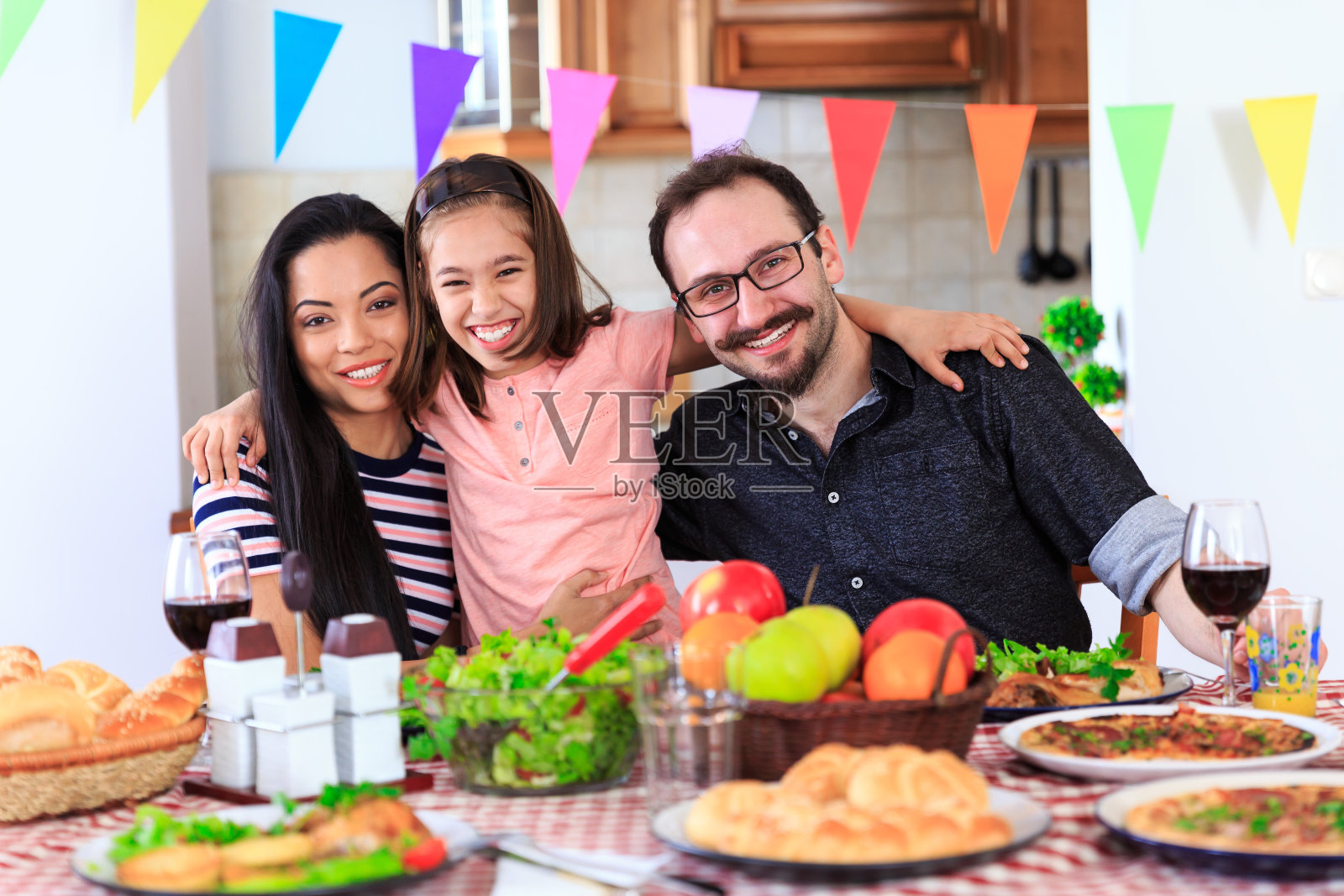 家庭庆祝和聚餐照片摄影图片