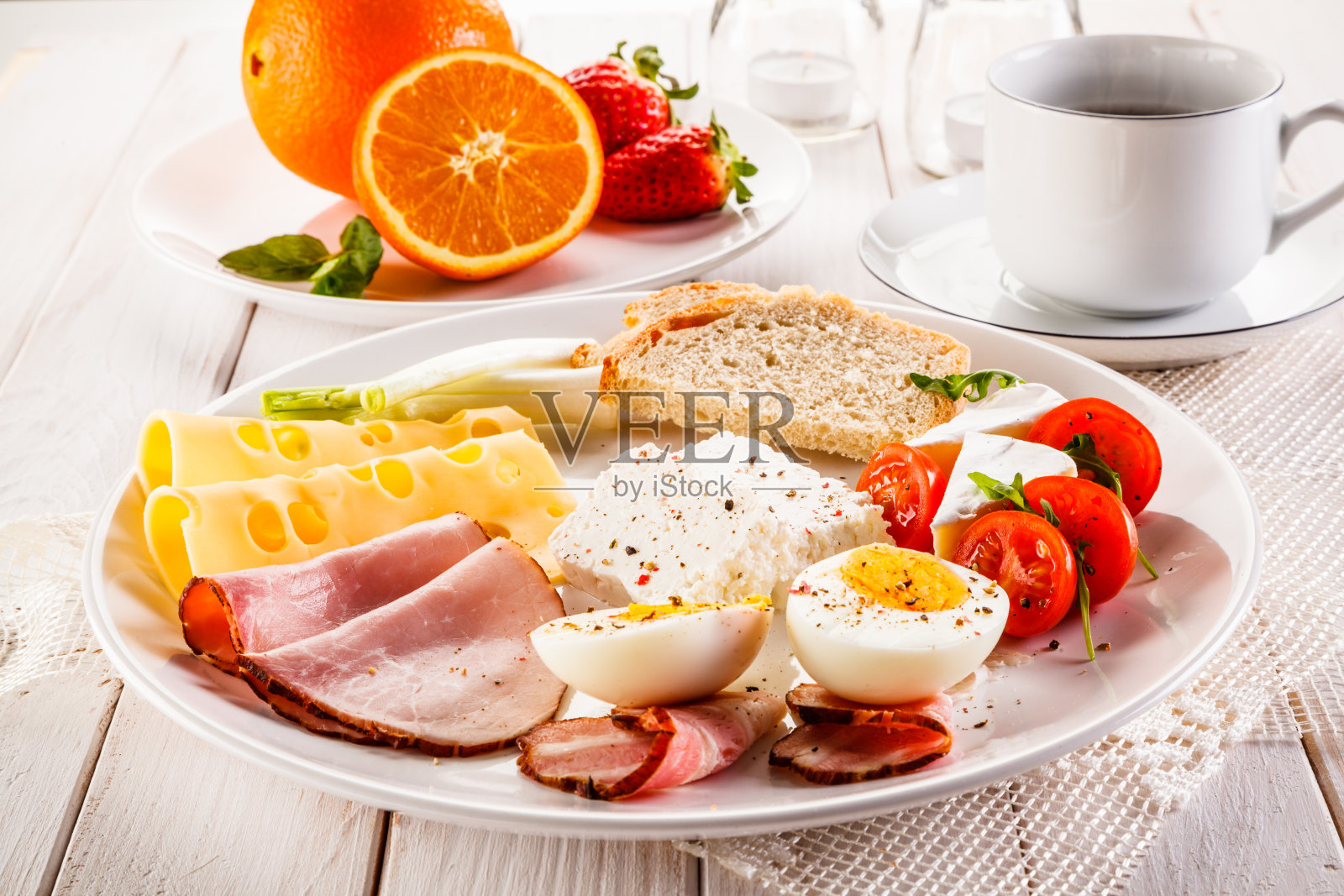 早餐-煮鸡蛋，烟熏鲑鱼，奶酪，火腿和蔬菜照片摄影图片