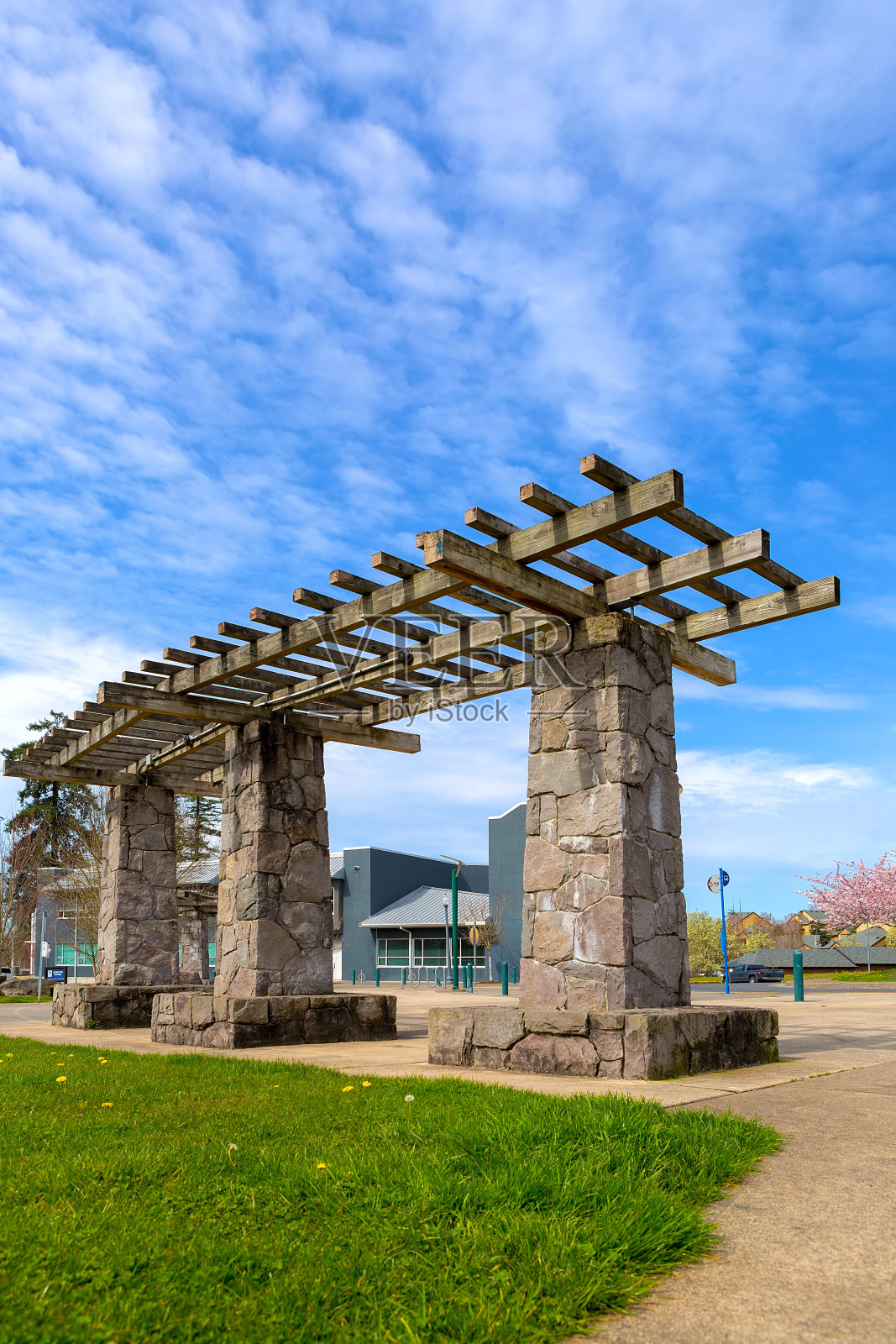 木石藤架结构位于欢乐谷绿村城市公园的春季照片摄影图片