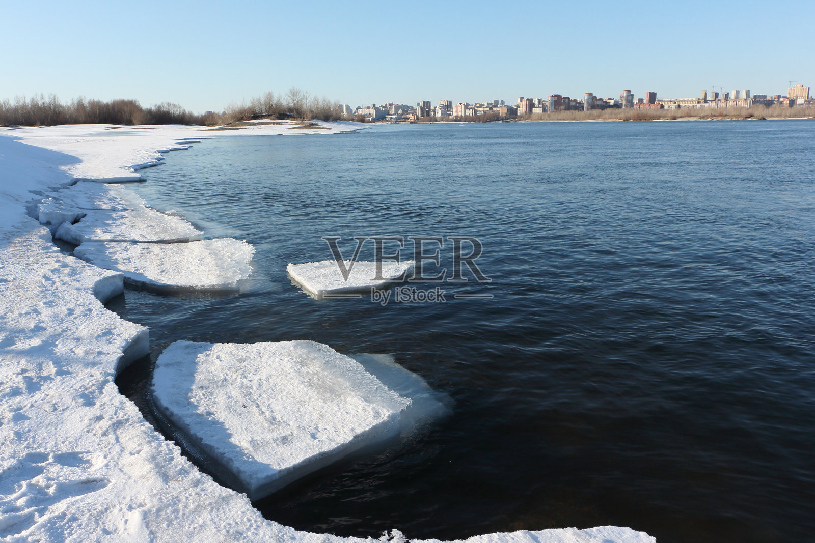 春天，俄罗斯新西伯利亚，鄂毕河上的冰正在融化照片摄影图片