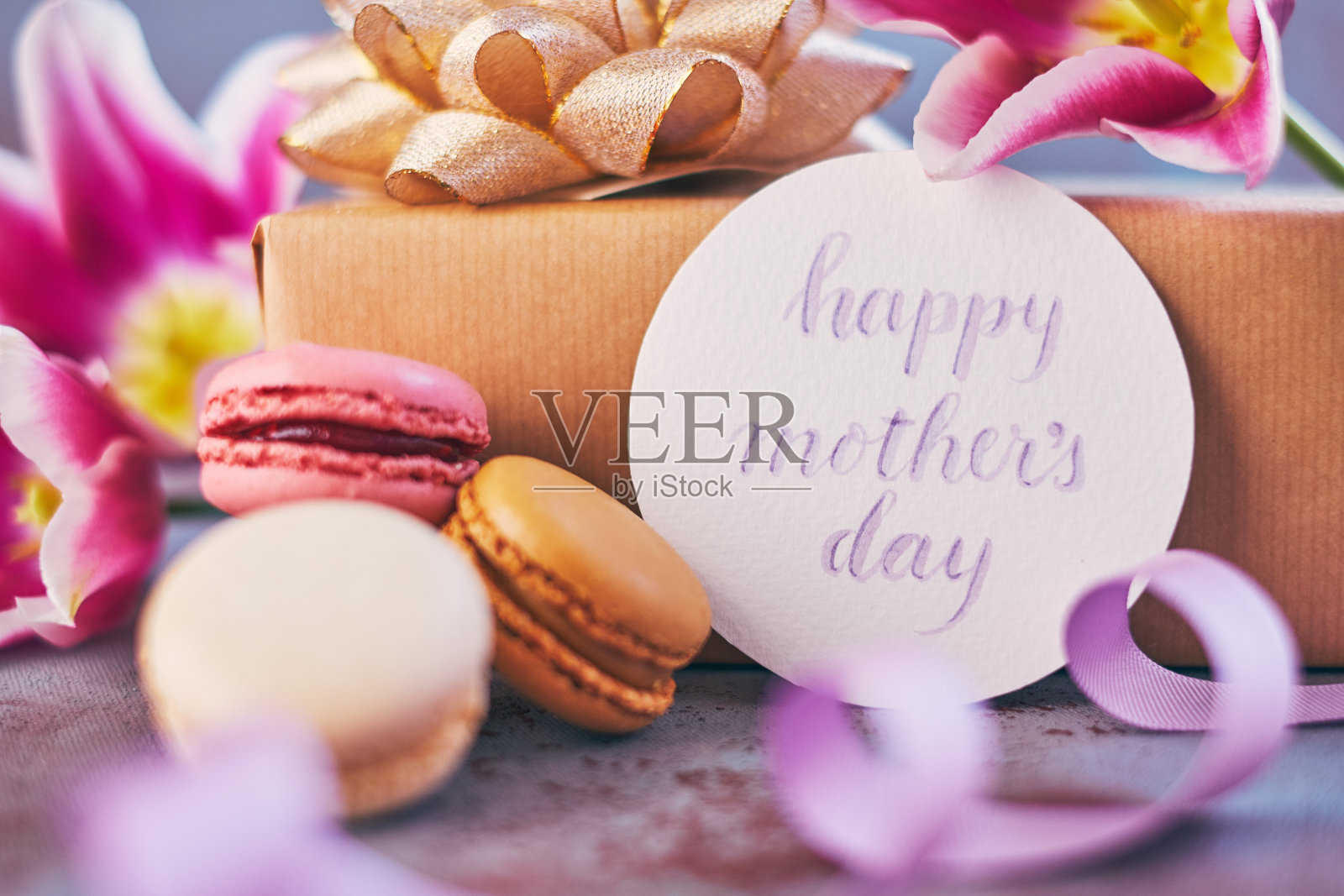 紫色郁金香花束母亲节和毛笔卡片照片摄影图片