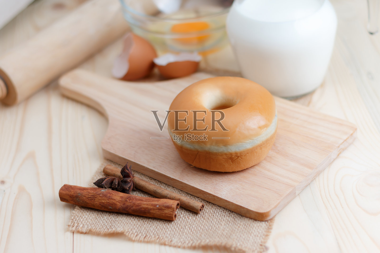 家庭制作的甜甜圈在木切板上与烘焙配料在木桌上选择焦点浅景深照片摄影图片