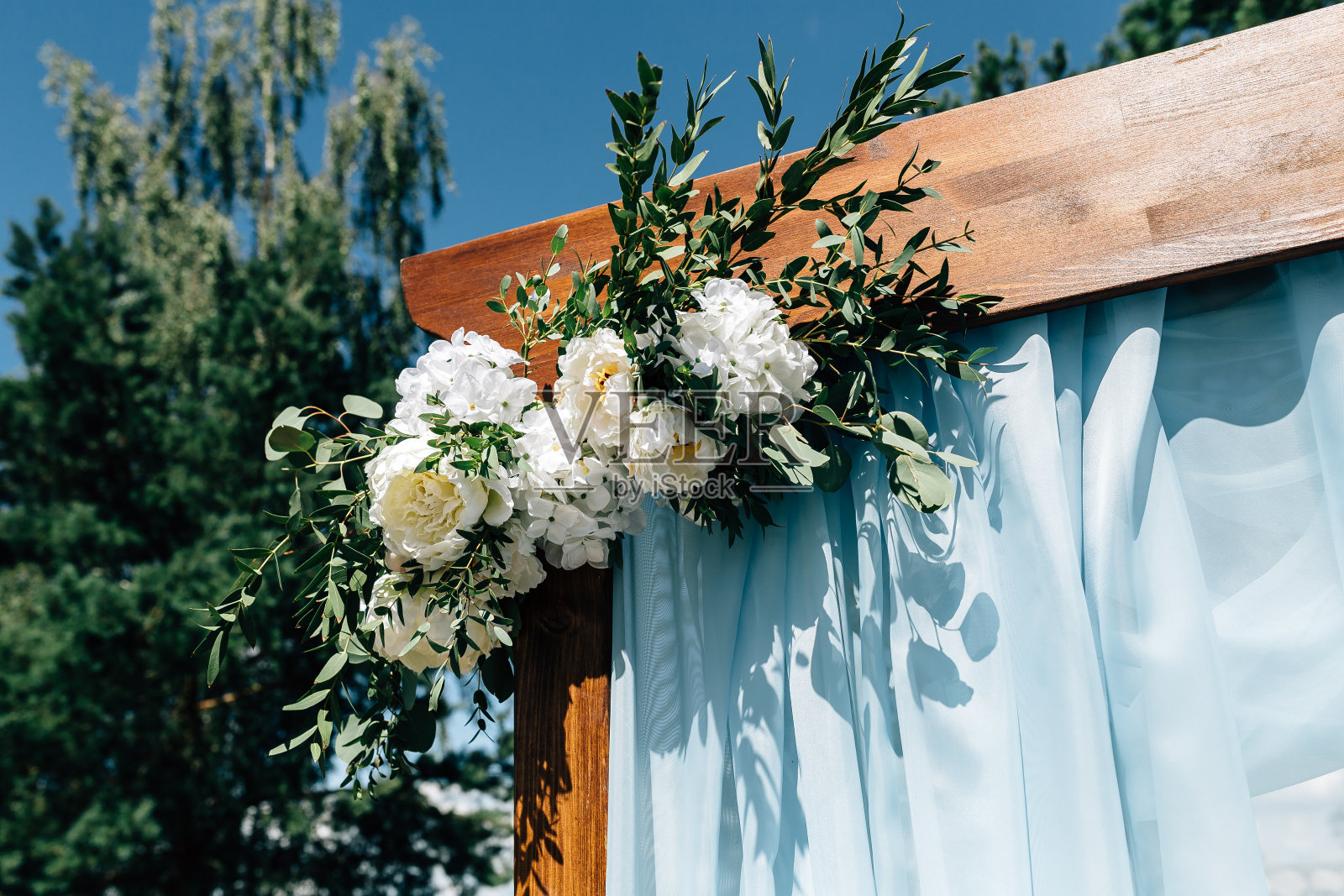 户外婚礼装饰，木质，蓝色照片摄影图片