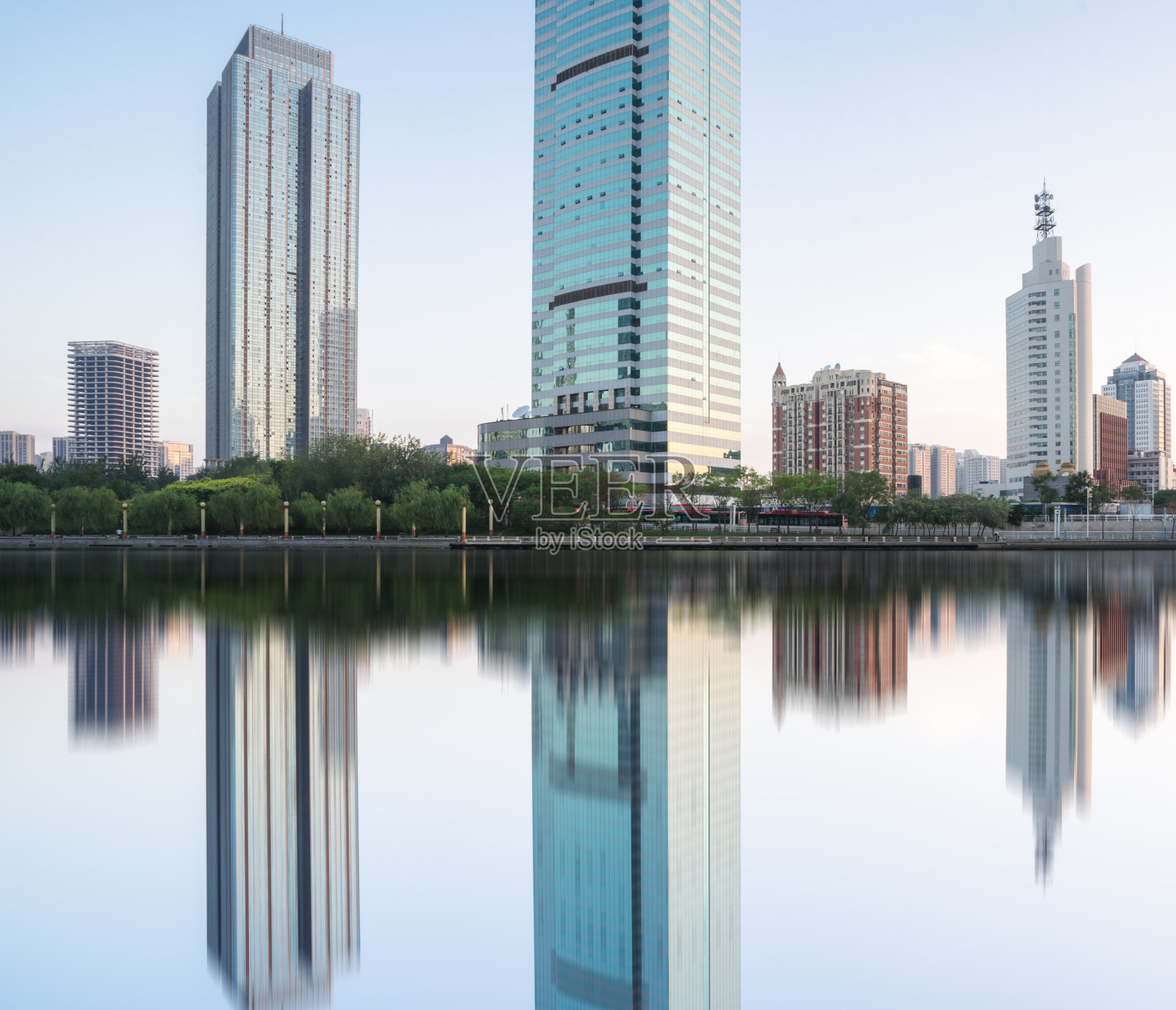 天津城市天际线反射照片摄影图片