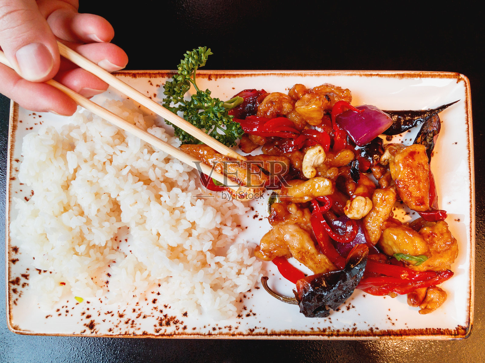 亚洲美食- Tori no casu。腰果炒鸡肉，辣酱辣椒，米饭。照片摄影图片