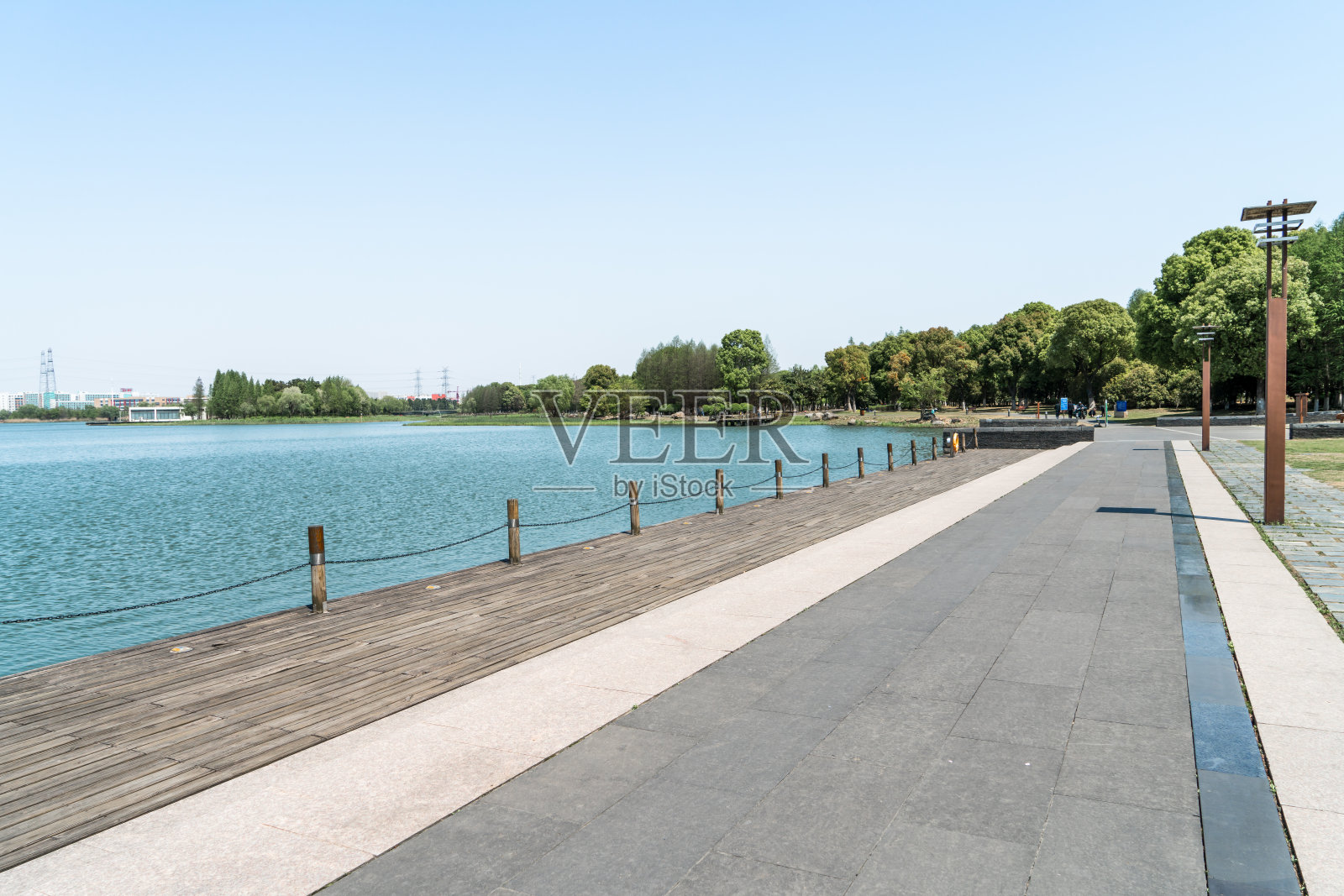 公园里的湖，木甲板为背景。照片摄影图片