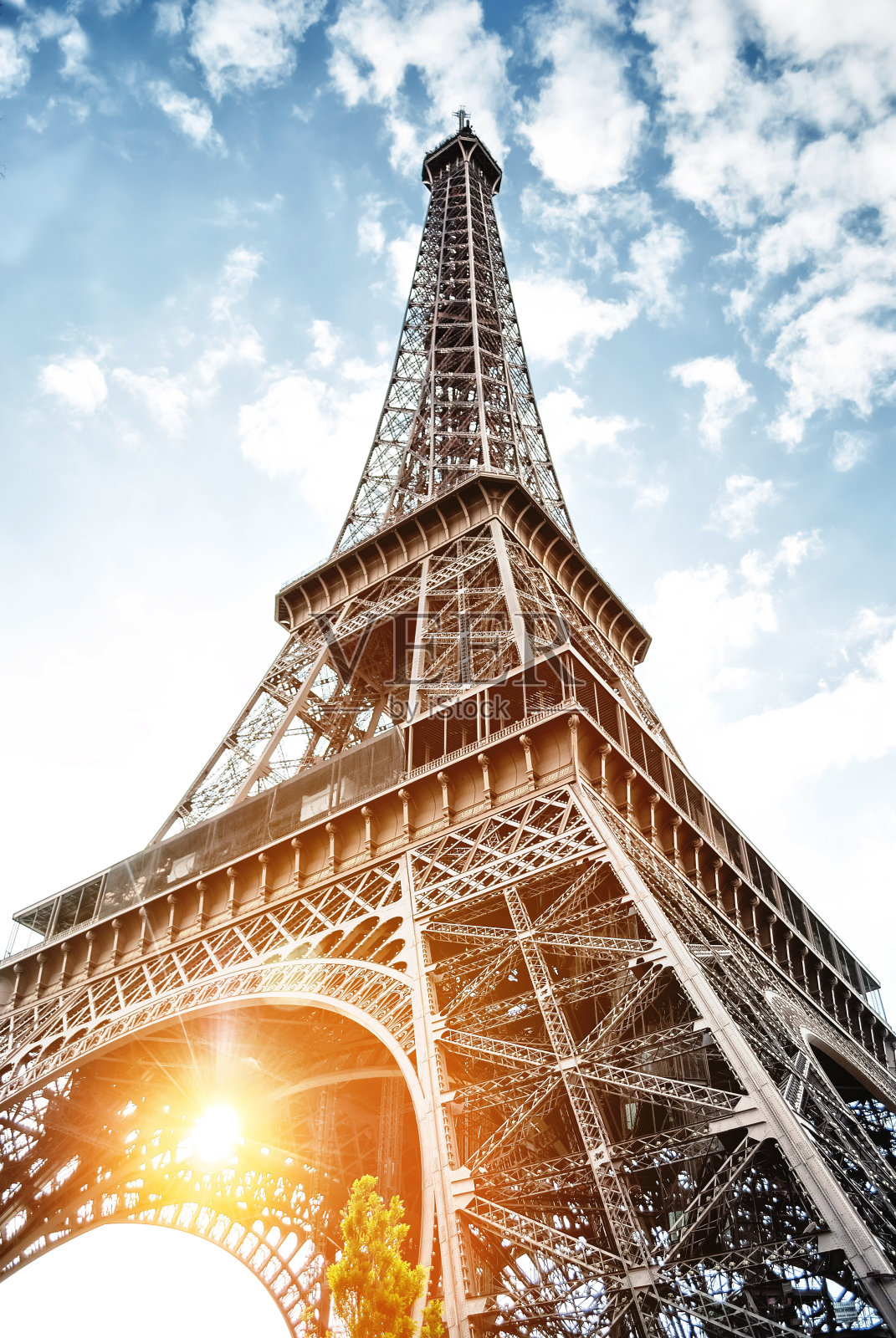 蓝天背景下的巴黎埃菲尔铁塔照片摄影图片