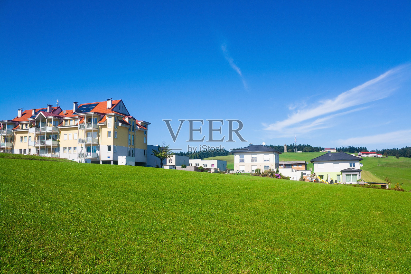 奥地利阿尔卑斯山的草地和房屋照片摄影图片