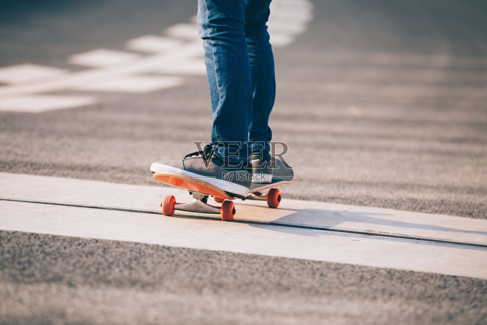 在城市街道上玩滑板的人照片摄影图片