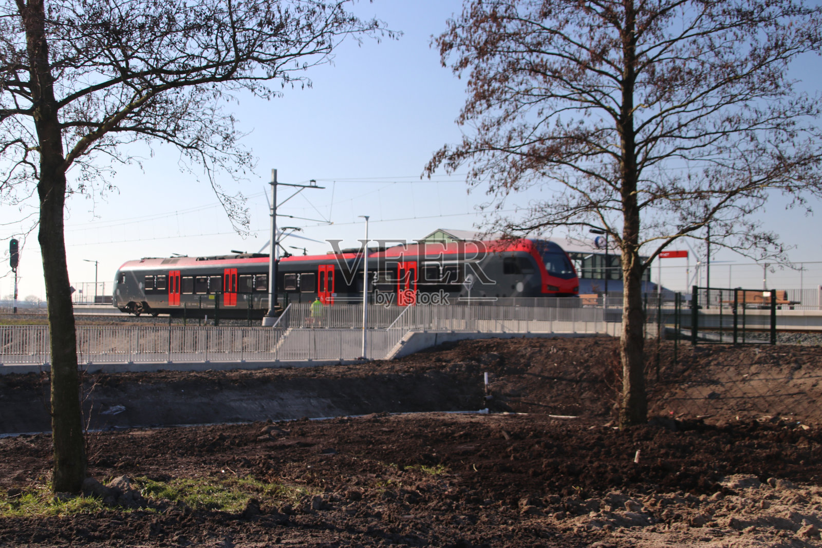 红黑轻轨乘客往返于荷兰Waddinxveen的gouda和Alphen aan den rijn之间照片摄影图片