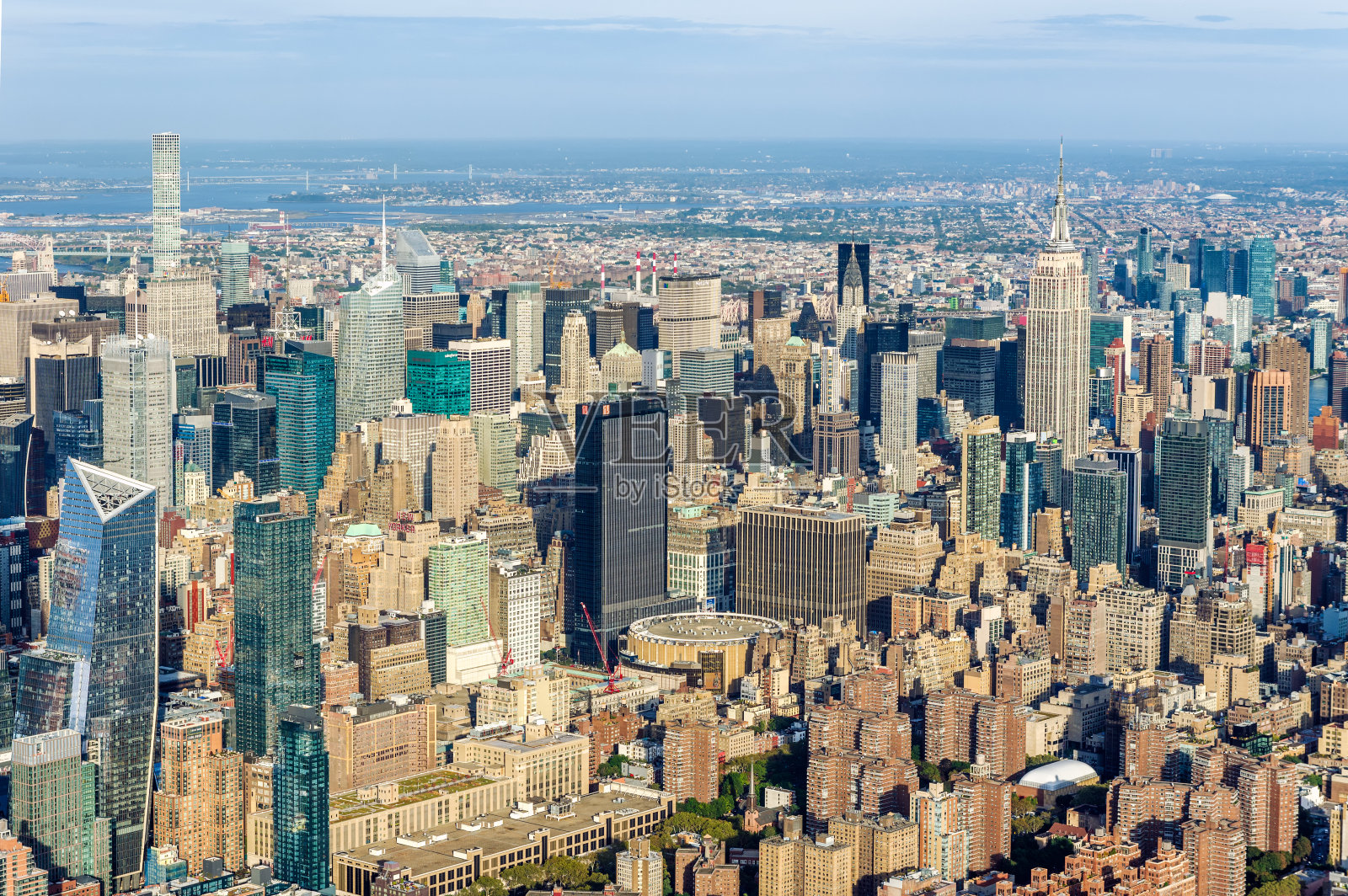 从直升机上俯瞰曼哈顿市中心照片摄影图片