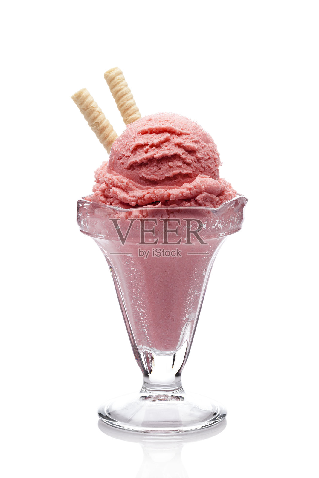 白色背景上的草莓冰淇淋圣代照片摄影图片