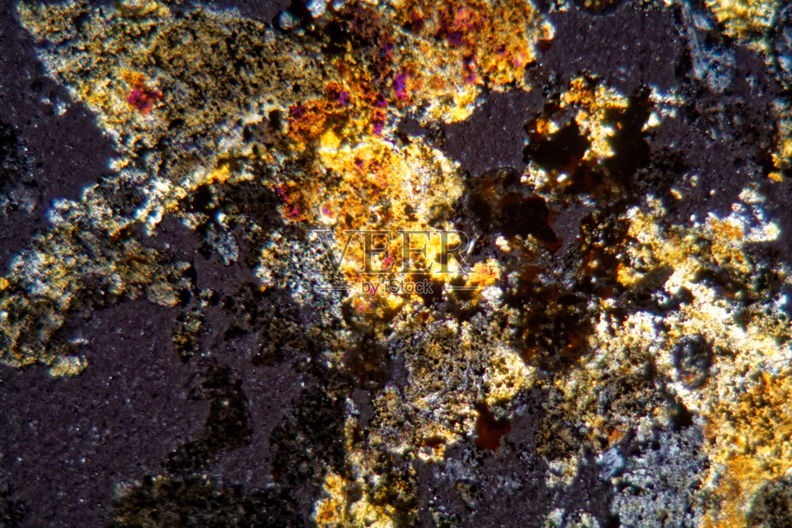 陨石NWA 6870在偏振光显微镜下的岩石薄片。照片摄影图片