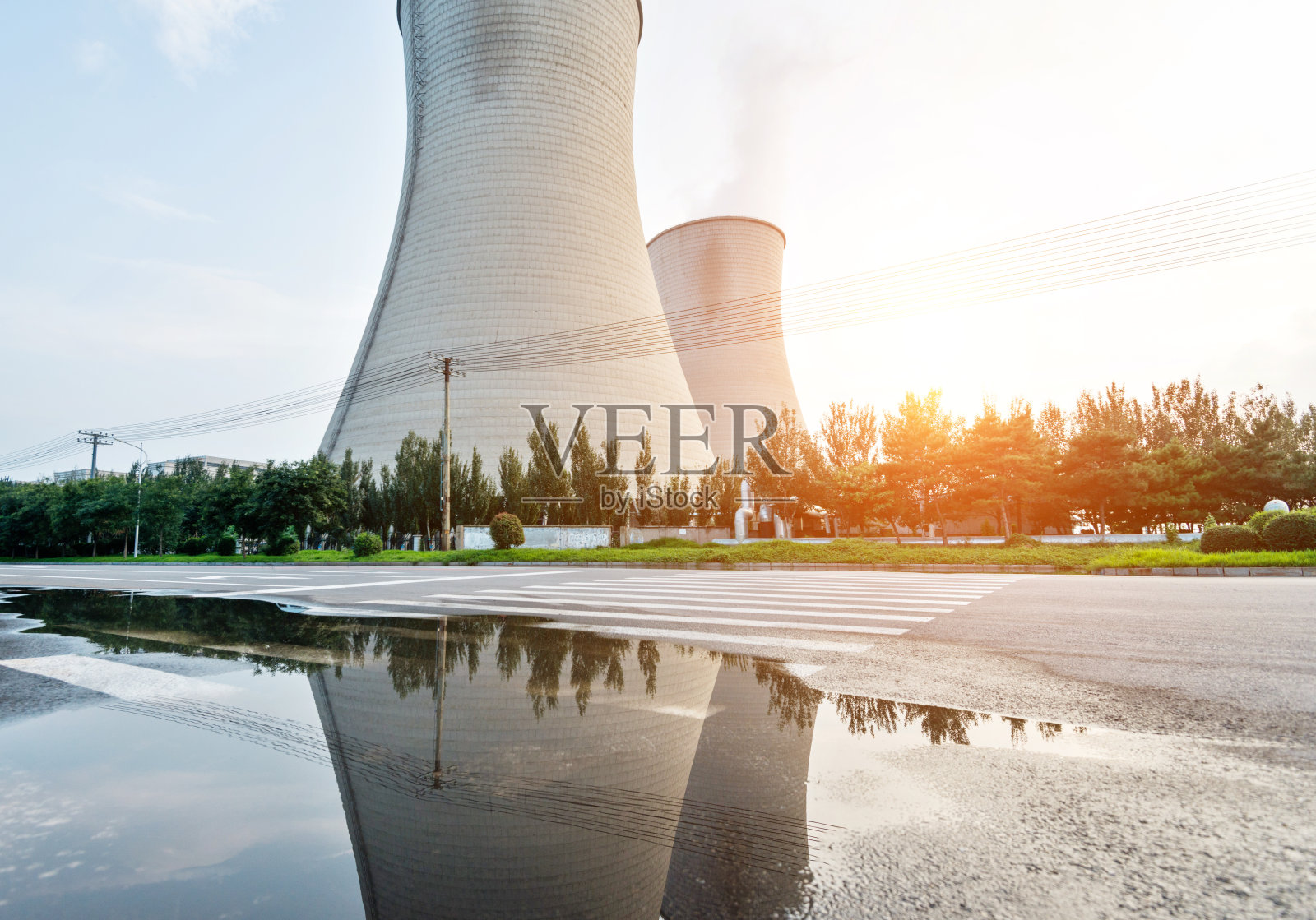 核电站的冷却塔和天空照片摄影图片