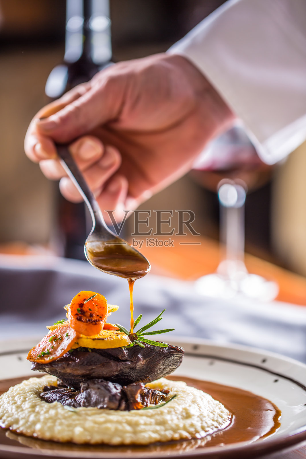 酒吧或餐馆的厨师在小酒馆或餐馆里装饰食物的一部分照片摄影图片