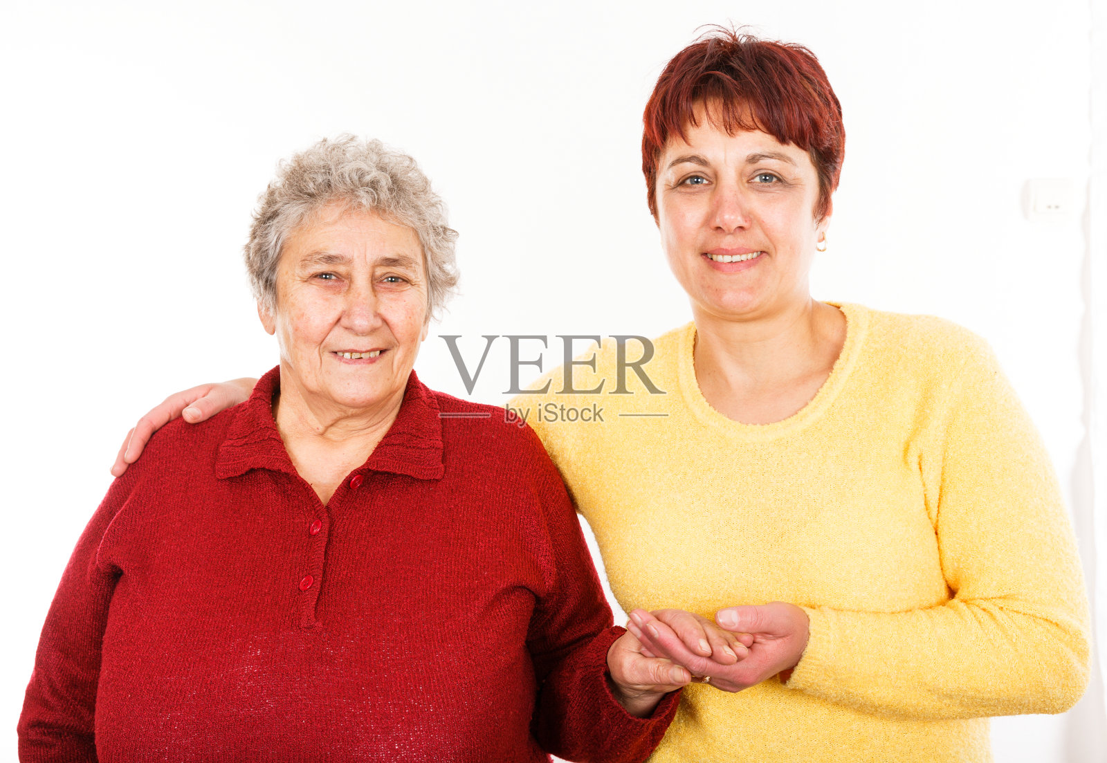 老年妇女和年轻的照顾者照片摄影图片