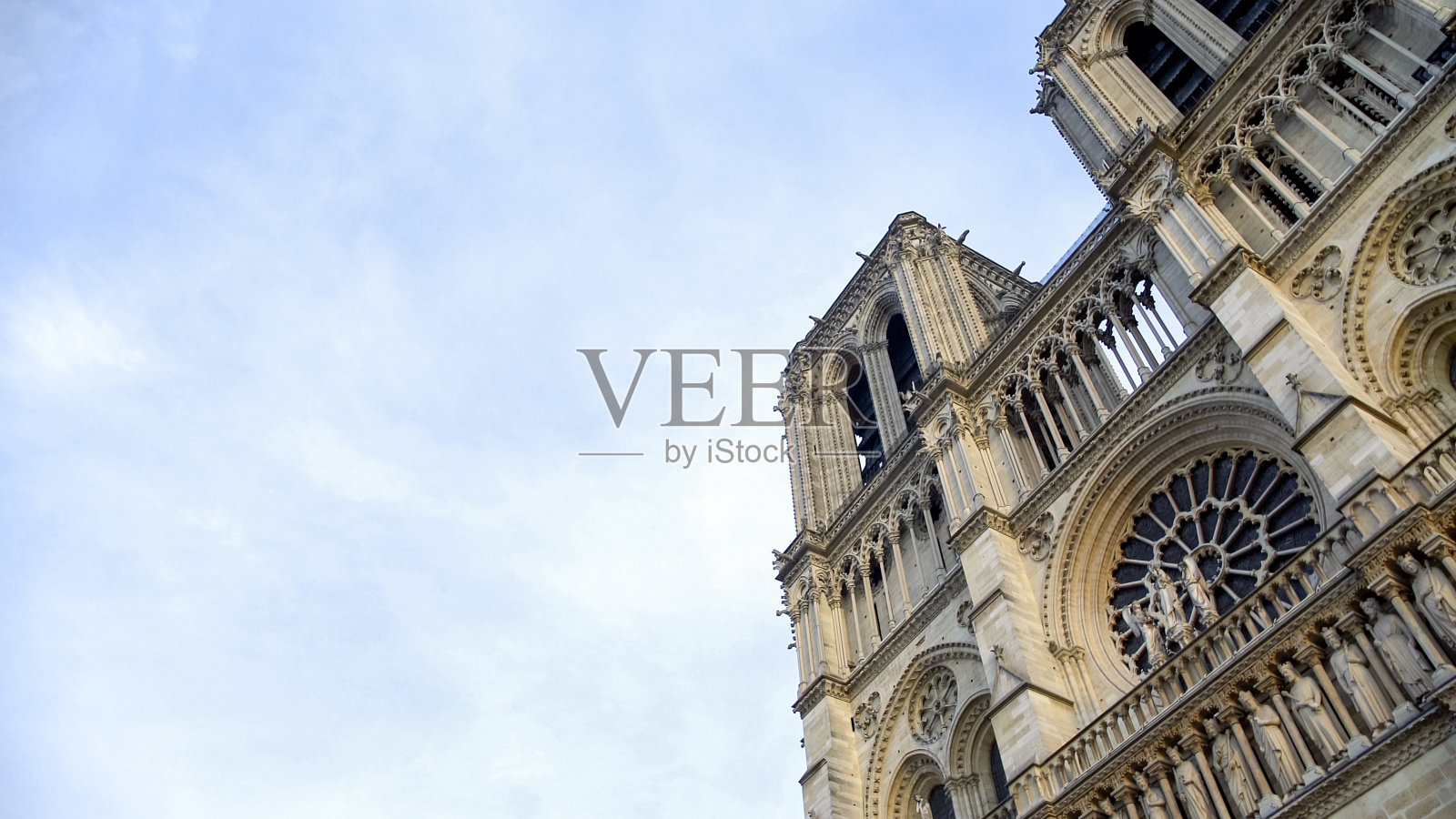 令人惊叹的法国哥特式建筑巴黎圣母院映衬着多云的天空照片摄影图片
