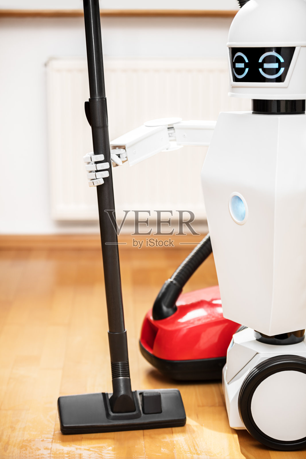白色机器人或机器人真空吸尘器或robovac正在清洁地板照片摄影图片