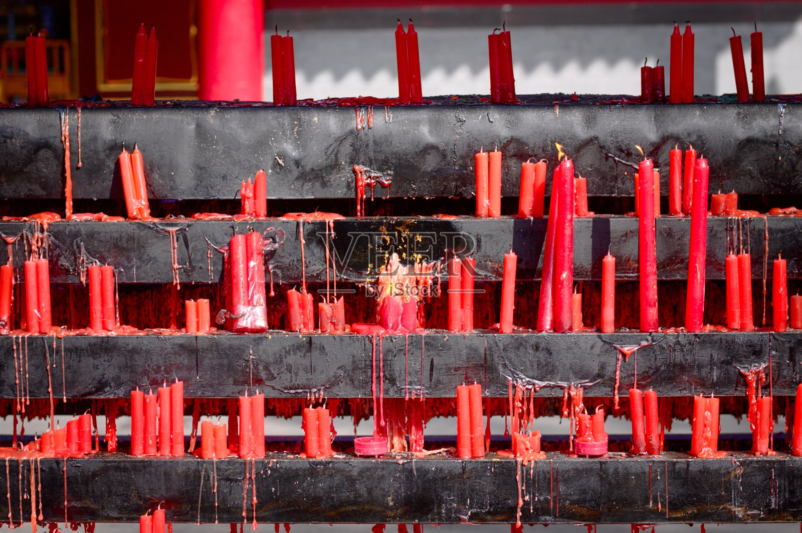佛教寺庙中的红烛(中国云南昆明)照片摄影图片