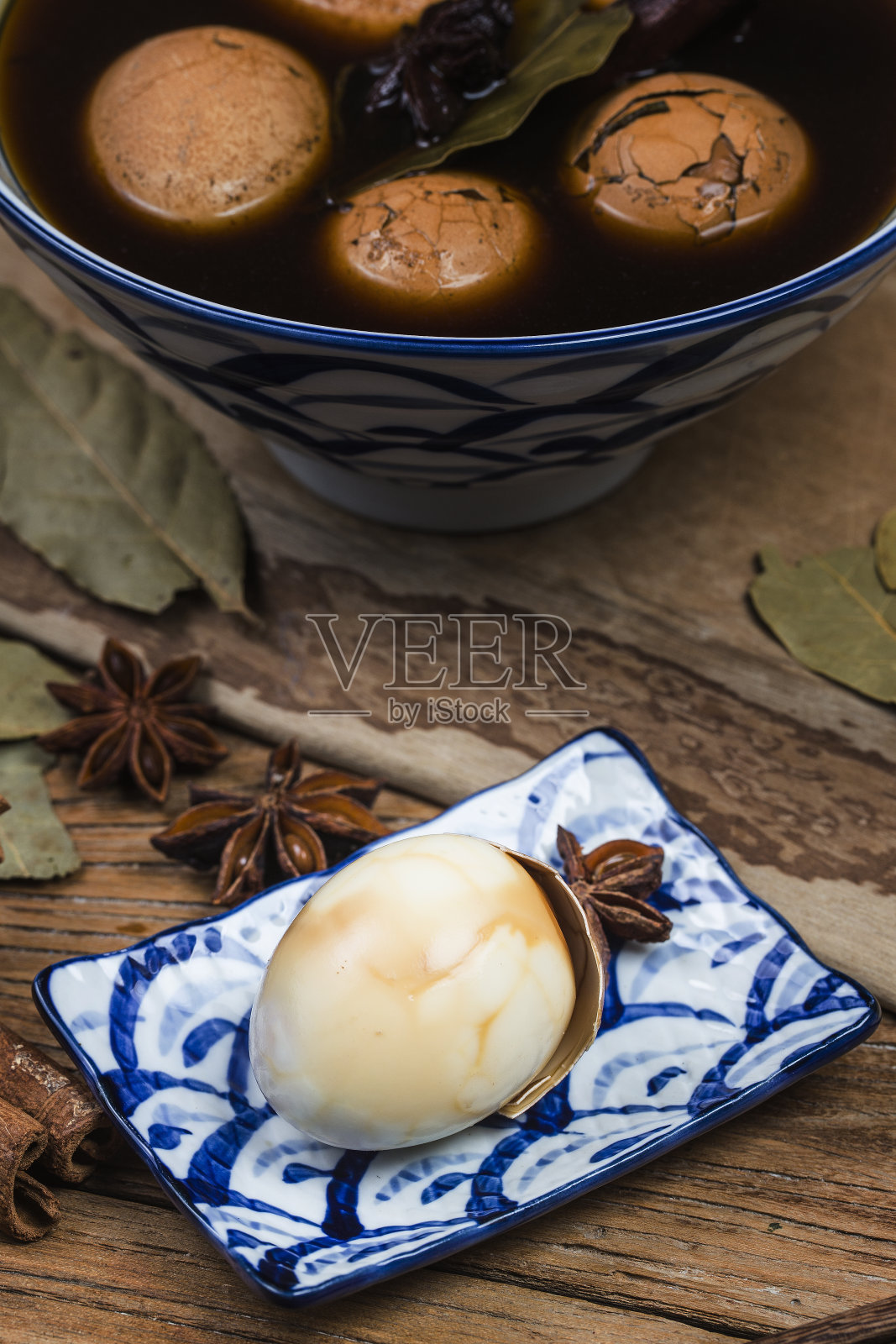 中国茶叶蛋，茶叶蛋，用香料煮的红茶蛋照片摄影图片