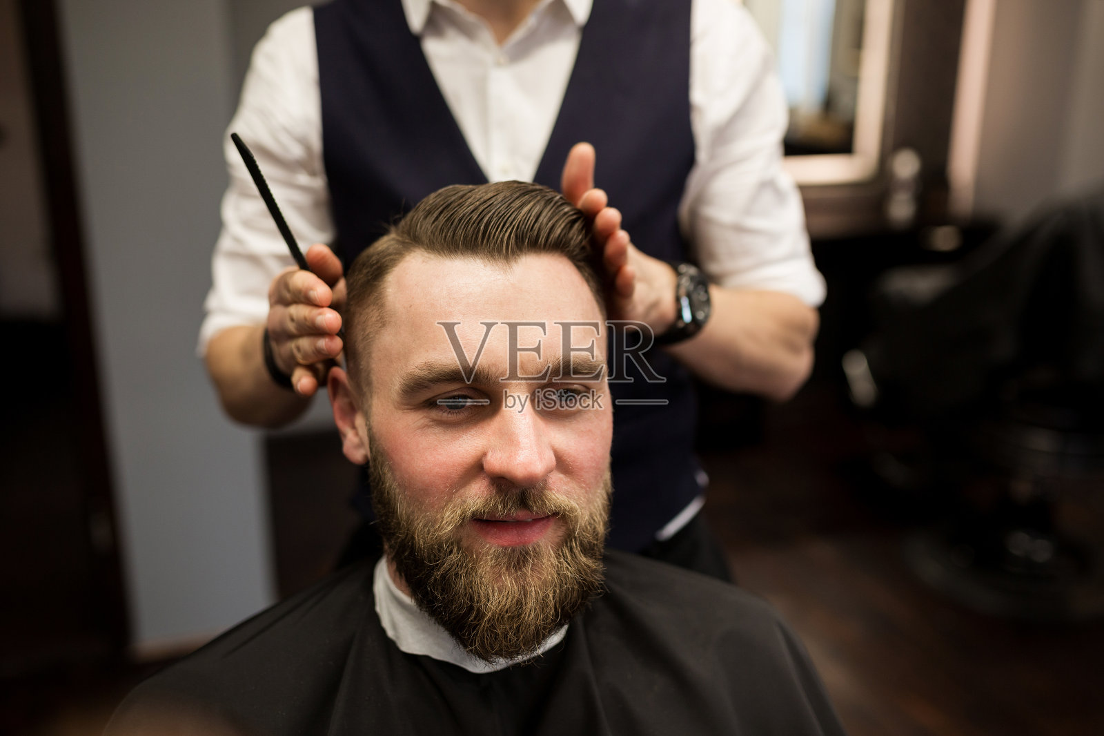 在理发店理发的快乐男人照片摄影图片