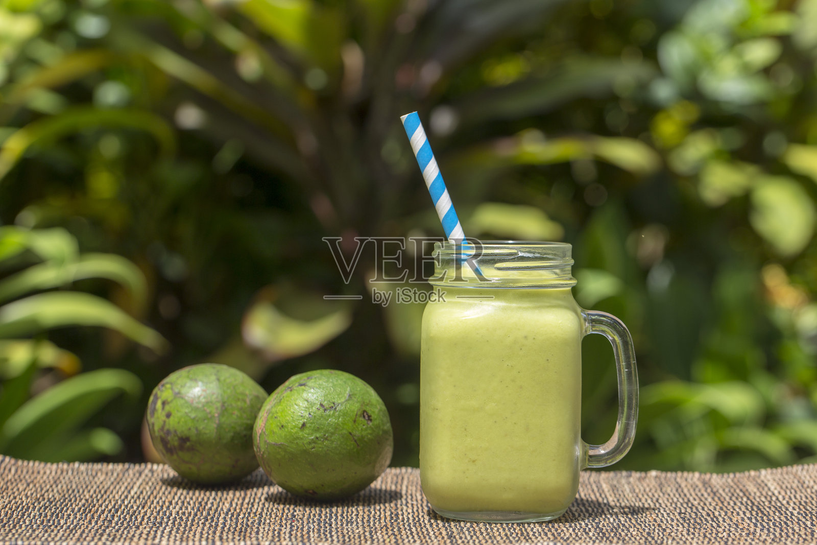 鳄梨绿奶昔或冰沙，特写。印度尼西亚巴厘岛的早餐照片摄影图片