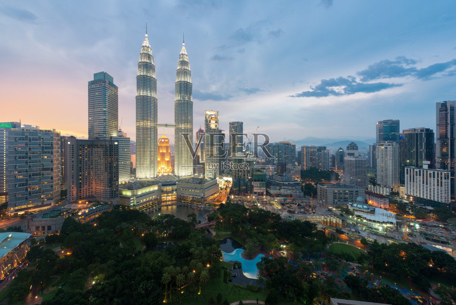 吉隆坡晚上的天际线和摩天大楼，马来西亚。照片摄影图片
