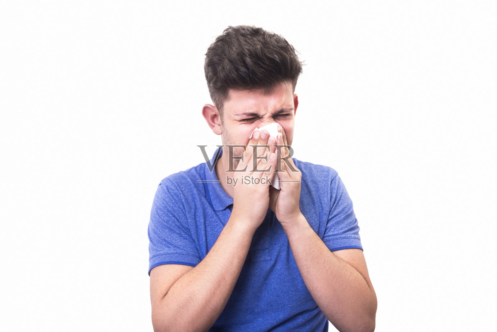 病人的肖像咳嗽和清洁他的鼻子与餐巾在白色的背景照片摄影图片