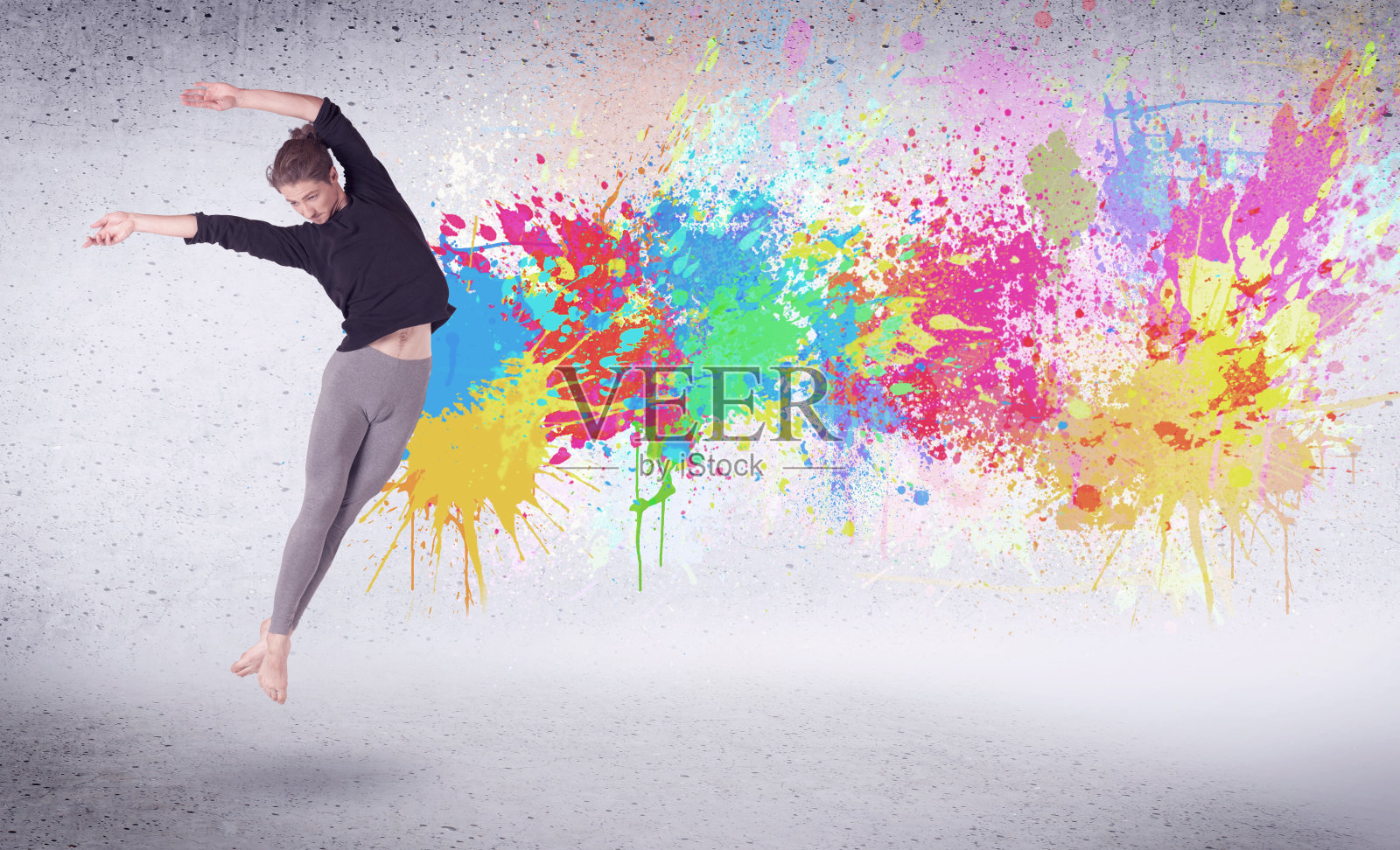 现代街舞舞者用五颜六色的颜料飞溅跳跃照片摄影图片