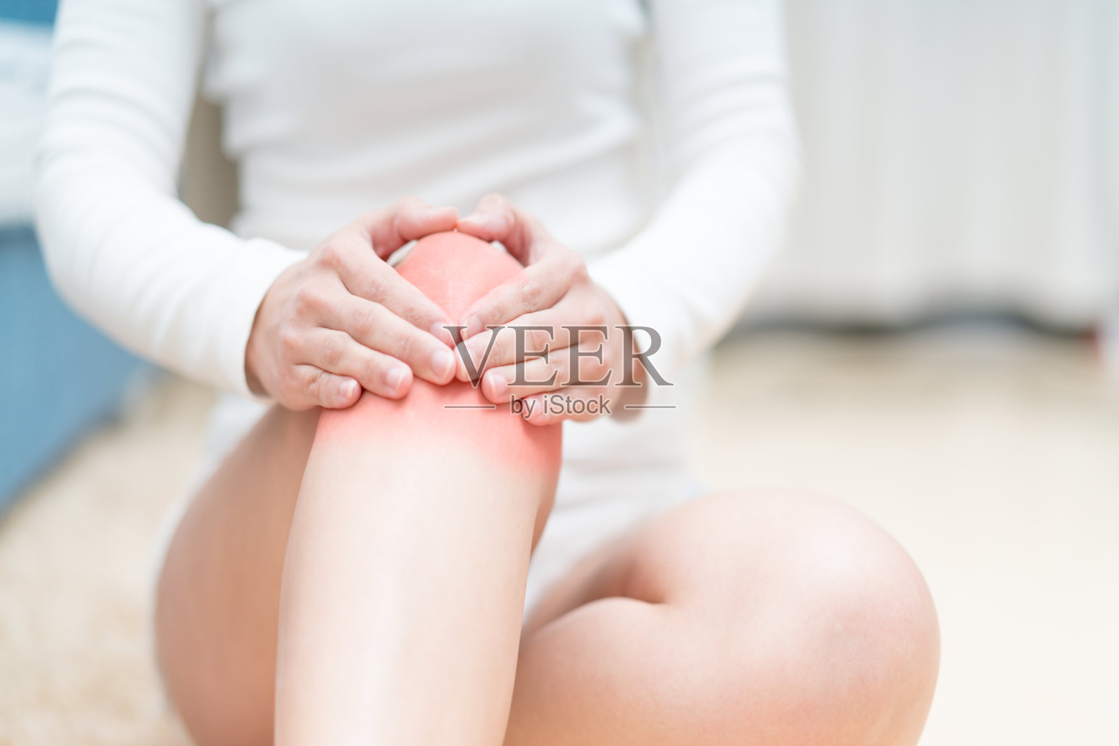 膝盖疼痛损伤妇女坐着和触摸膝盖疼痛，保健和医学概念照片摄影图片
