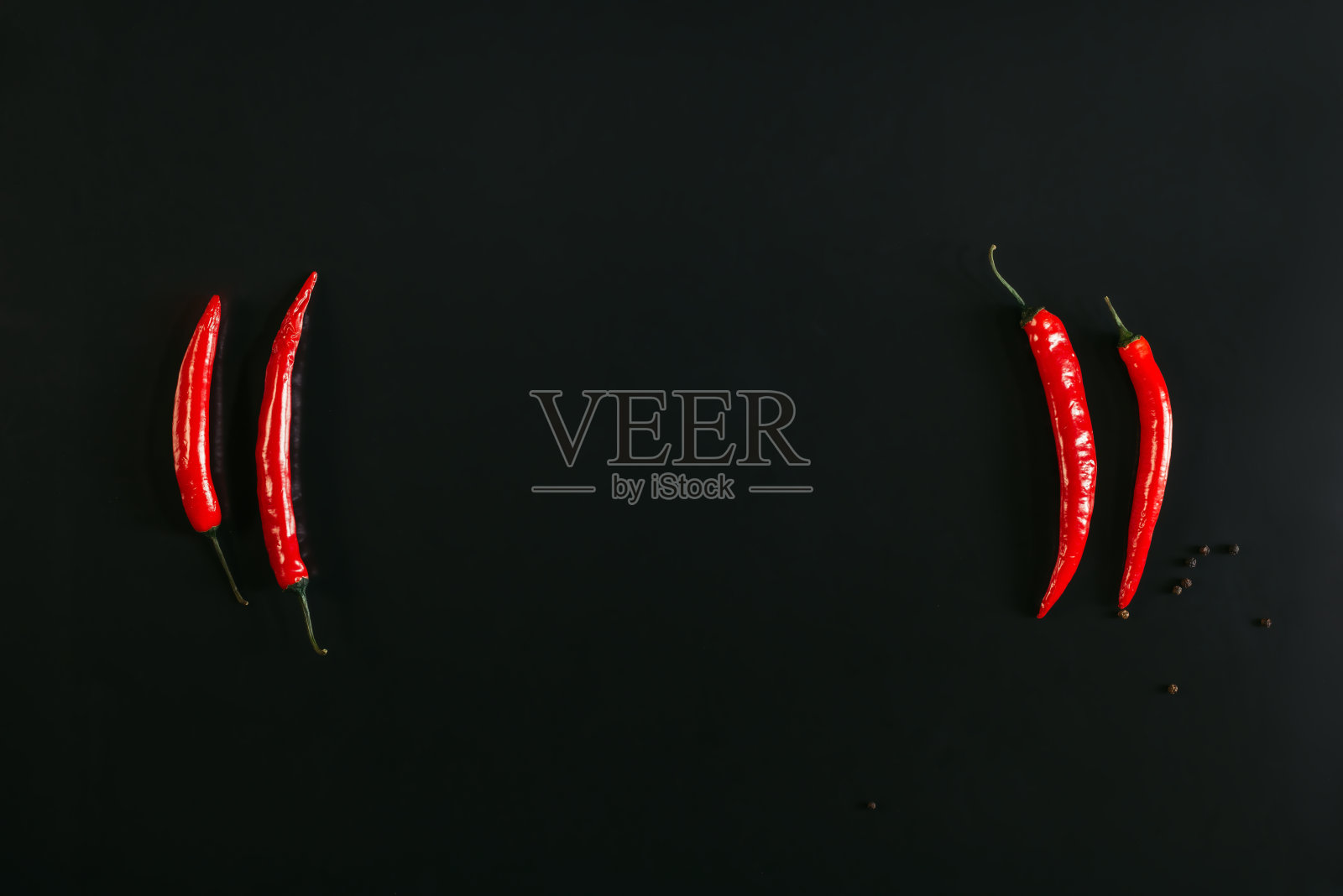 顶视图红辣椒和胡椒粒在黑色的背景照片摄影图片