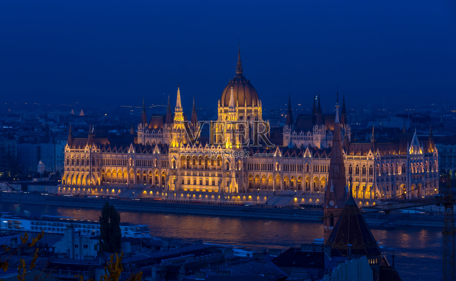 蓝色时刻，匈牙利布达佩斯的国会大厦。世界文化遗产照片摄影图片