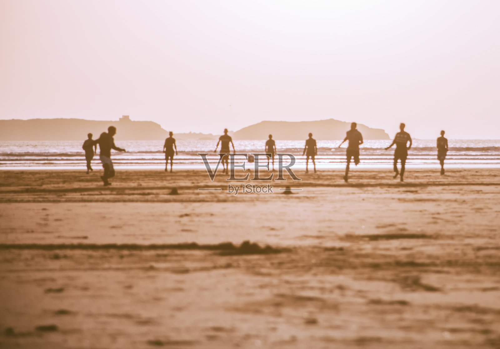 埃索维拉海滩上的足球运动员照片摄影图片