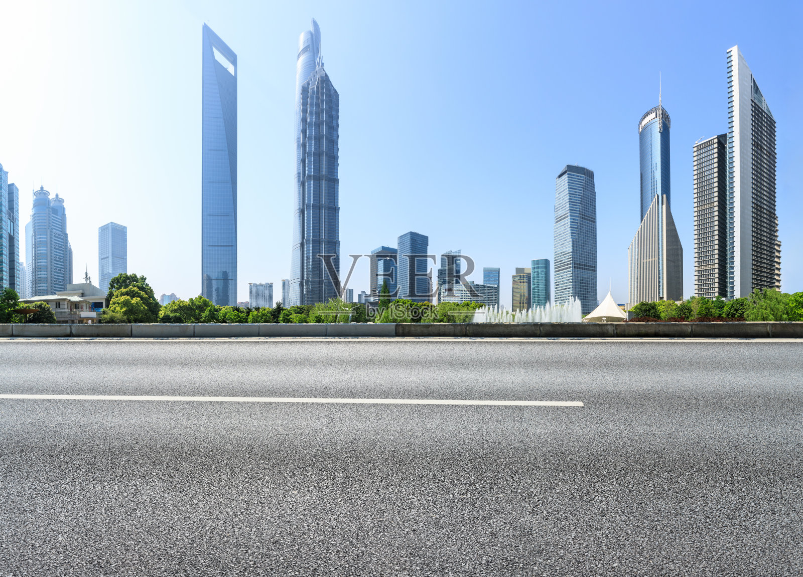 以上海城市天际线为背景的柏油路照片摄影图片