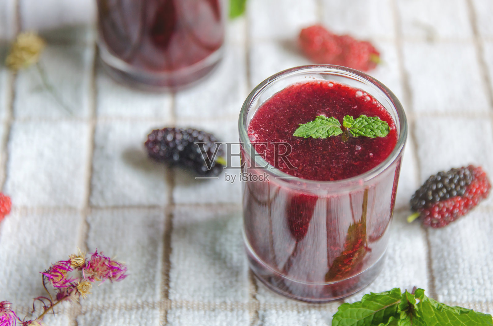 桑椹汁和桑椹果，新鲜浆果果和薄荷浆果冰沙照片摄影图片